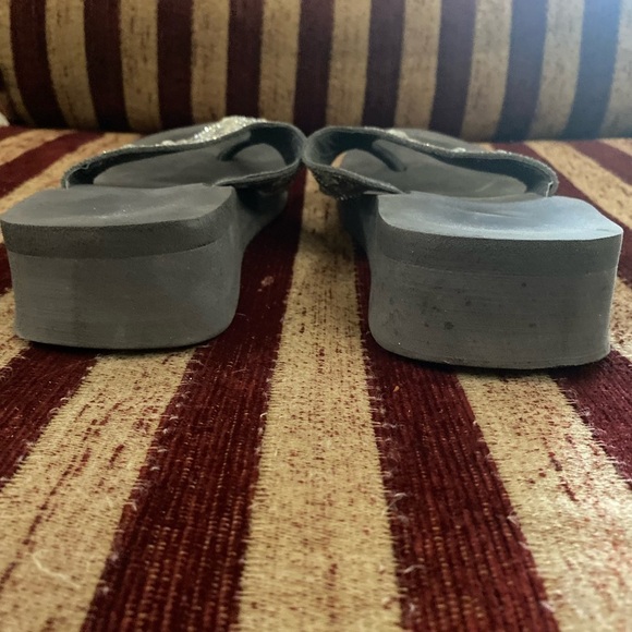 Yellow Box grey flip flops with rhinestone straps. Size 8.5 leather upper - Picture 5 of 7